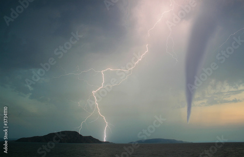 Photo: Tornado und Blitze Tornado und Blitze