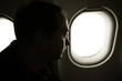 homme regardant au hublot de l'avion