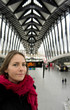 femme dans la gare