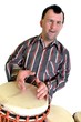 homme trisomique jouant avec percussion africaine homme trisomique jouant avec percussion africaine