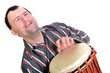 homme trisomique jouant avec percussion africaine homme trisomique jouant avec percussion africaine