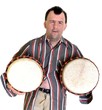 homme trisomique jouant avec percussion africaine homme trisomique jouant avec percussion africaine