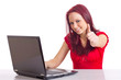Photo: Frau mit Topdaumen neben Computer Frau mit Topdaumen neben Computer