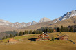 Châlets en bois dans les Alpes Suisses