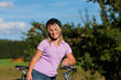 Frau mit Fahrrad und Fahrradhelm