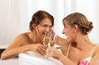 Freundinnen beim Wellness mit Sekt oder Champagner