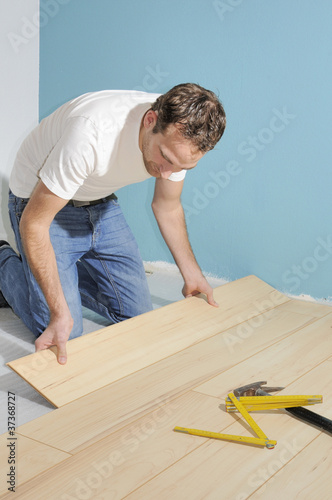 Foto: Verlegen von Laminat Verlegen von Laminat