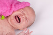 weinendes Baby bei der Körperpflege