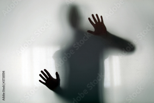 Foto: Shadowy figure behind glass Shadowy figure behind glass