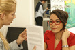 Frau beim Optiker