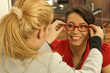 Frau beim Optiker