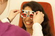 Frau beim Optiker