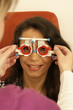 Frau beim Optiker