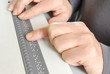 Lesen mit Brailledisplay am Computer für Blinde