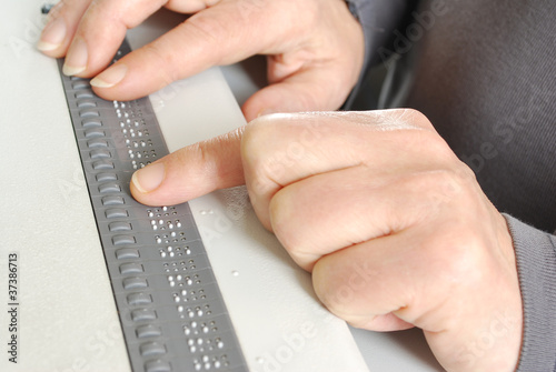 Photo: Lesen mit Brailledisplay am Computer für Blinde Lesen mit Brailledisplay am Computer für Blinde