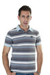 Homme de face avec les mains dans les poches