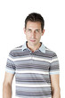 Homme de face avec un polo à rayures