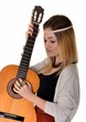 Une belle jeune femme avec une guitare acoustique Une belle jeune femme avec une guitare acoustique