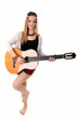 Une belle jeune femme avec une guitare acoustique Une belle jeune femme avec une guitare acoustique