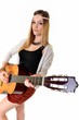 Une belle jeune femme avec une guitare acoustique Une belle jeune femme avec une guitare acoustique