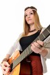 Une belle jeune femme avec une guitare acoustique Une belle jeune femme avec une guitare acoustique
