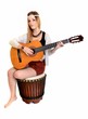Une belle jeune femme adolescente avec une guitare acoustique Une belle jeune femme adolescente avec une guitare acoustique