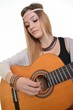 Une belle jeune femme adolescente avec une guitare acoustique Une belle jeune femme adolescente avec une guitare acoustique