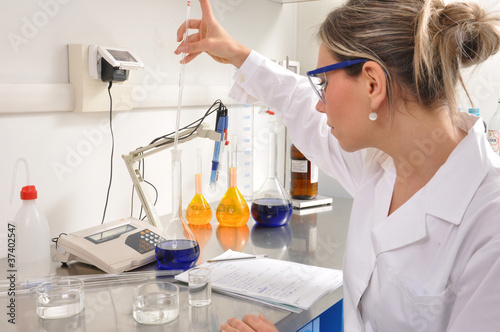 Photo: Chimico in laboratorio Chimico in laboratorio
