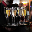 Kellner serviert Tablett mit Sekt und Champagne