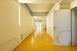 Foto: modern public school, corridor yellow floor modern public school, corridor yellow floor