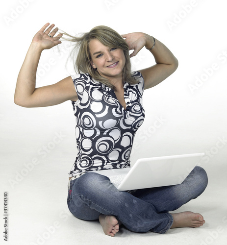 Foto: cute blond computing girl takes a break cute blond computing girl takes a break