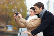 Foto: Touristen fotografieren mit Smartphone Touristen fotografieren mit Smartphone
