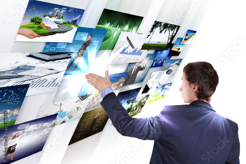 Foto: Man working with vurtial screens Man working with vurtial screens