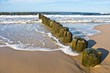 Foto: Wave flows around wooden breakwater Wave flows around wooden breakwater