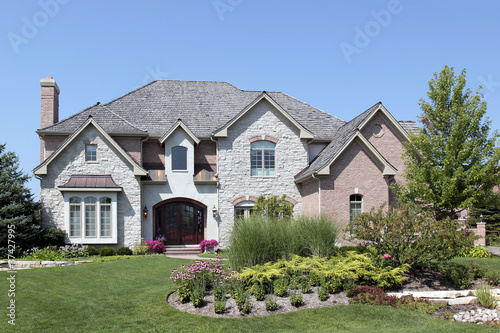 Foto: Stone and brick home with arched doorway Stone and brick home with arched doorway