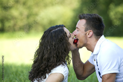 Foto: Junges Paar beim Picknick Junges Paar beim Picknick