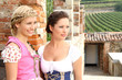 Freundinnen im Dirndl