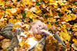 fröhlicher teenager im herbstlaub
