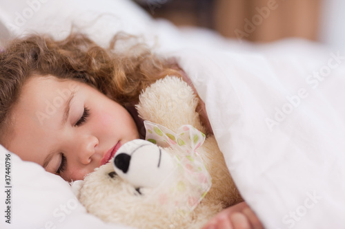 Foto: Girl sleeping with her teddy Girl sleeping with her teddy