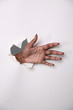 Hand durch die Wand