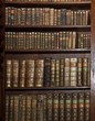 Foto: historic old books in old shelf library historic old books in old shelf library