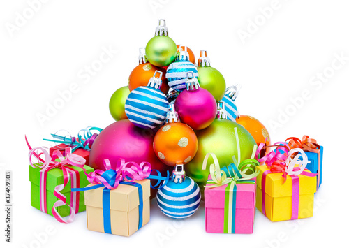 Foto: Paquets cadeaux et boules de Noël Paquets cadeaux et boules de Noël
