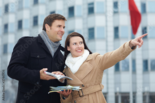 Foto: Touristen mit Stadtplan auf Reisen Touristen mit Stadtplan auf Reisen