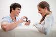Foto: Man making a proposal to his girlfriend Man making a proposal to his girlfriend