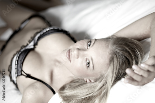 Photo: junge blonde frau liegt im bett junge blonde frau liegt im bett