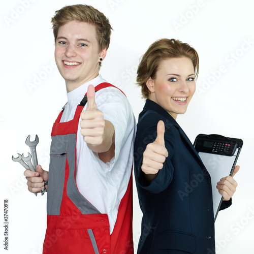 Foto: Apprentices for car mechanic and office having thumps up Apprentices for car mechanic and office having thumps up