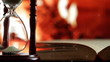 Vídeo: Christmas candle in an open book. Christmas candle in an open book.