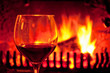 Rotwein am Kamin genießen