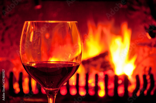 Photo: Rotwein am Kamin genießen Rotwein am Kamin genießen