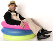 Mann mit Schwimmreifen